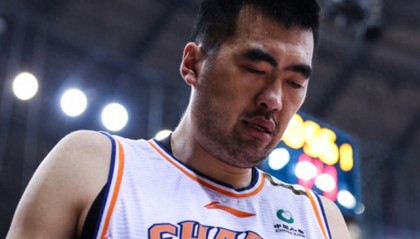 39岁张兆旭近况：转型当教练，2米2依旧强壮，娶1米5娇妻很幸福|杨翰森|上海男篮|篮板|杨瀚森|姚明_新浪体育_新浪新闻